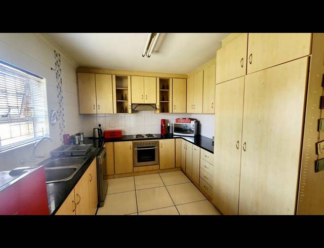 3 BEDROOM HOUSE FOR SALE IN TAFELZICHT